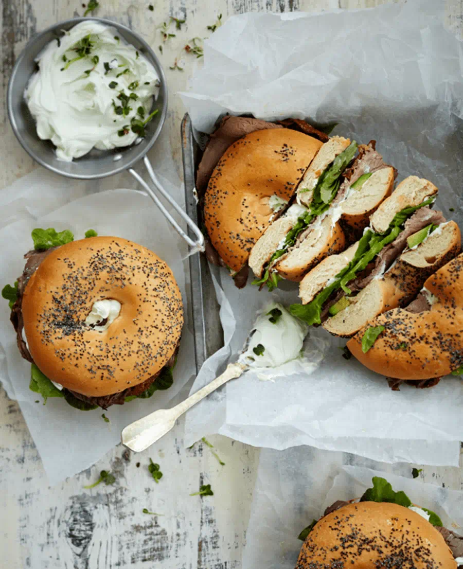 recipe image BAGELS MED VITLÖKSOST