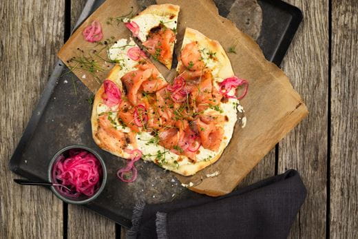 recipe image VIT PIZZA MED LAX & FÄRSKOST