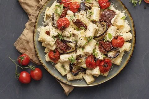 recipe image VEGETARISK PASTA MED SOLTORKAD TOMAT & AUBERGINE