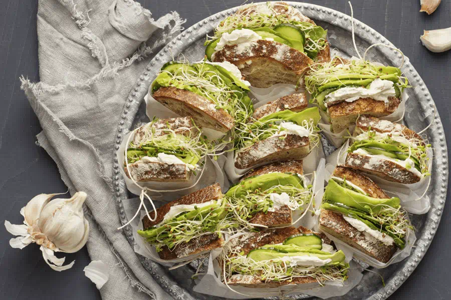 recipe image AVOKADOMACKA MED VITLÖKSOST