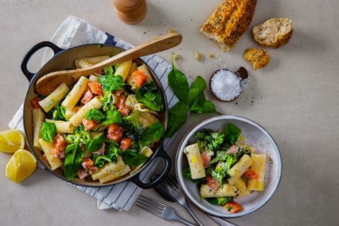 recipe image KRÄMIG & LÄTTLAGAD LAXPASTA