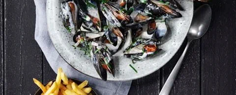 recipe image KRÄMIGA MOULES MED VITLÖKSOST