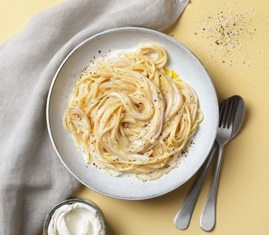 PASTA MED PARMESAN CREAM CHEESE & SVARTPEPPAR