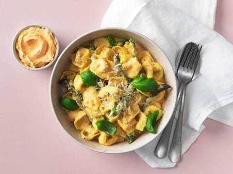 recipe image STEKT TORTELLINI MED SPARRIS I EN ROSTAD PAPRIKA-SÅS