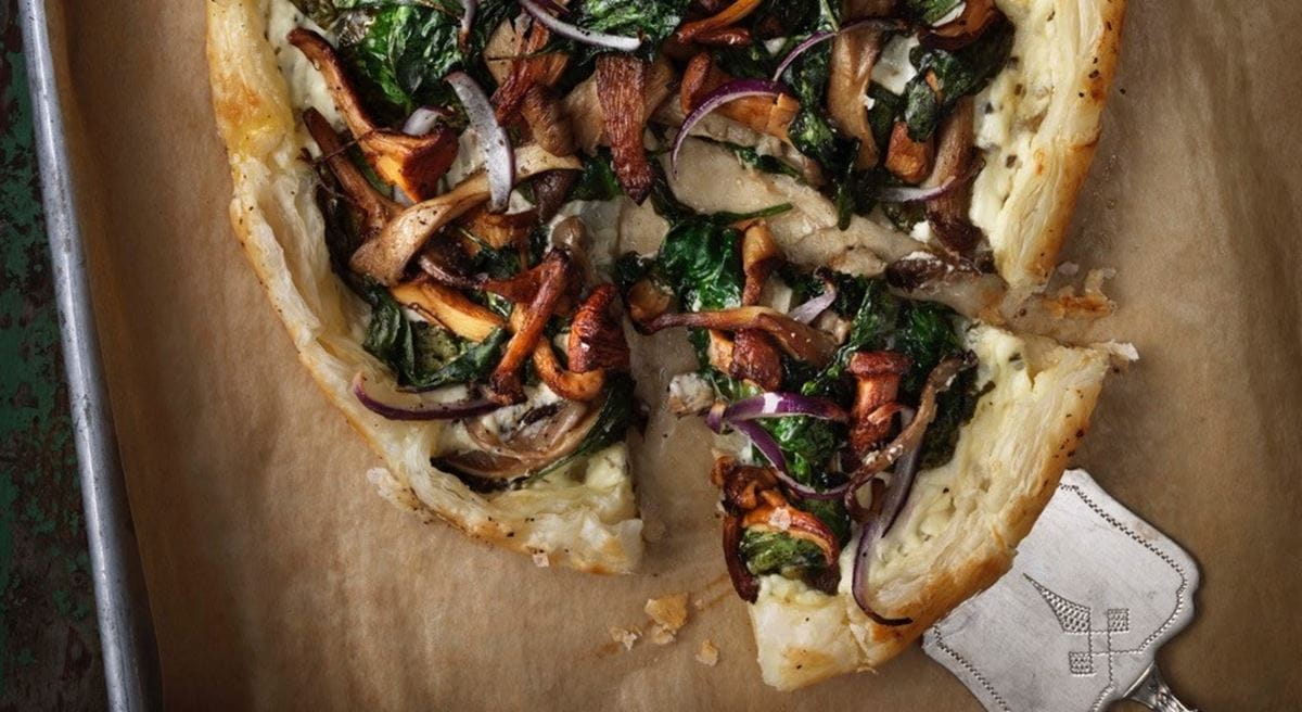 recipe image FLATBREAD MED GRÄSLÖK OCH SVAMP